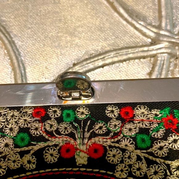 Embroidered Multi Color Floral Wallet 4 Open 1 Zip Pocket 8 Card Slots Clutch - Picture 7 of 12